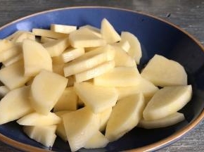 土豆去皮，洗净后切小片