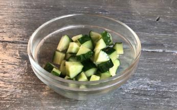 黄瓜洗净后切成小丁