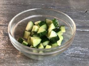 黄瓜洗净后切成小丁