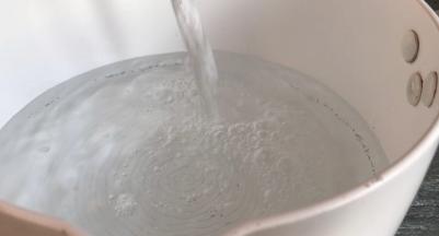 锅中倒入适量清水