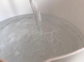 锅中倒入适量清水