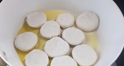 放入土豆饼，不要动饼，把锅晃动几下