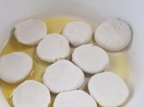 放入土豆饼，不要动饼，把锅晃动几下