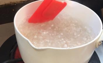 拌匀至沸腾。转小火熬煮1小时
