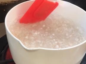 拌匀至沸腾。转小火熬煮1小时