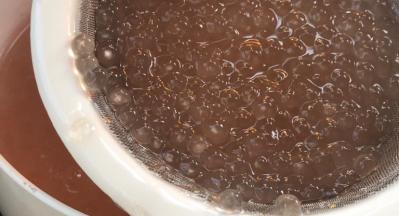 1小时后，西米煮熟至透明状即可