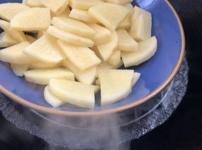 放入开水锅中蒸熟，约20分钟左右