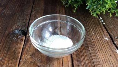 备一小碗，放入白糖