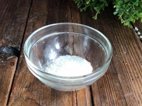 备一小碗，放入白糖