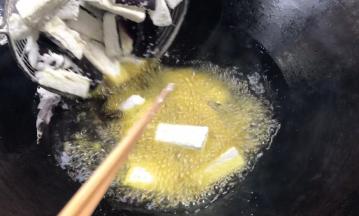 油温8成热时，下入茄子，不要动它