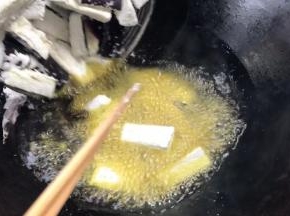 油温8成热时，下入茄子，不要动它