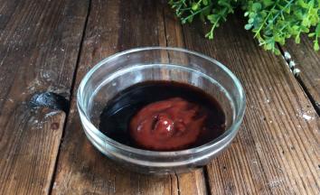 加入香醋、生抽、番茄酱、少许清水拌匀备用