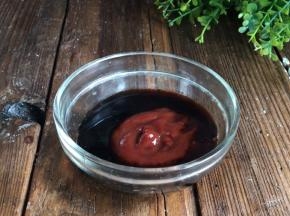 加入香醋、生抽、番茄酱、少许清水拌匀备用