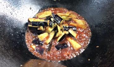 倒入茄子，翻炒均匀即可