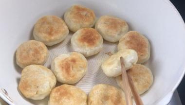 煎至表面变色，翻面继续煎