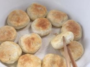 煎至表面变色，翻面继续煎