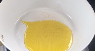 热锅放入适量油