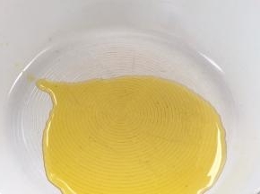 热锅放入适量油