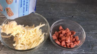 备好芝士碎和火腿肠丁