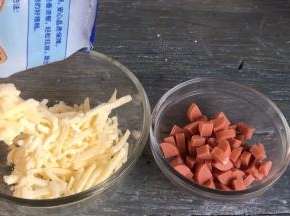 备好芝士碎和火腿肠丁