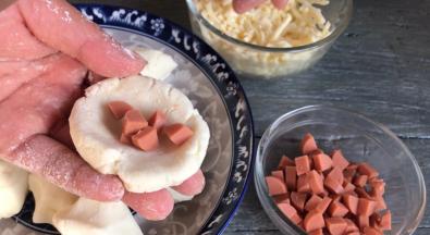 捏成小窝窝，放入火腿肠丁