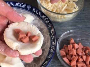 捏成小窝窝，放入火腿肠丁