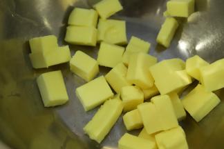 黄油室温软化。