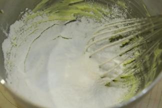 加入过筛的糖粉和盐。