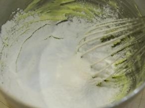 加入过筛的糖粉和盐。