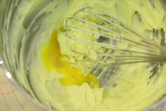 分次加入蛋液，每次打发至混合均匀后再加入下一次。