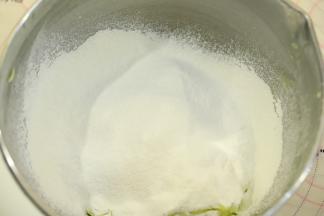  筛入低筋面粉。