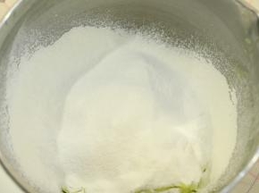  筛入低筋面粉。