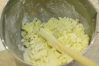 用刮刀切拌的方式，拌至无干粉。