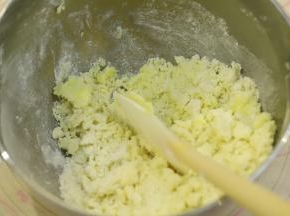 用刮刀切拌的方式，拌至无干粉。