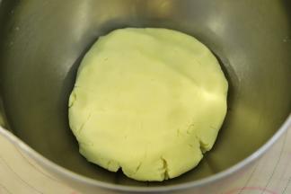 轻揉好的面团，包好放入冰箱冷藏半个小时以上。