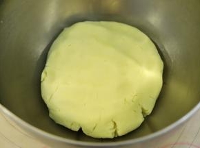 轻揉好的面团，包好放入冰箱冷藏半个小时以上。