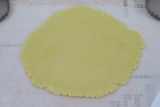  取出面团，擀成3毫米厚的薄片。