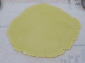  取出面团，擀成3毫米厚的薄片。