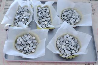 垫上纸托，放入塔石。