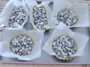 垫上纸托，放入塔石。