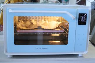 烤箱预热180度，上下火中层，连烤石一起放入预热好的烤箱烘烤15分钟。