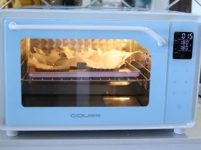 烤箱预热180度，上下火中层，连烤石一起放入预热好的烤箱烘烤15分钟。