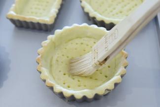 出炉，连纸托一起，拿掉塔石，刷上一层薄薄的蛋白。