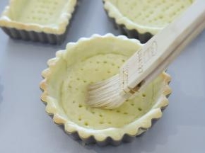 出炉，连纸托一起，拿掉塔石，刷上一层薄薄的蛋白。