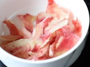 开始熬水蜜桃酱：水蜜桃的用细刷刷掉皮上的细毛，皮刨成一片一片。