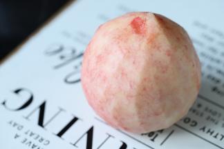 2个水蜜桃切成小粒。