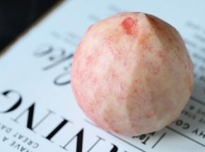 2个水蜜桃切成小粒。