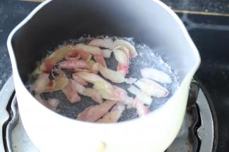 水和水蜜桃皮一起煮开，中小火继续煮至水变成粉色。