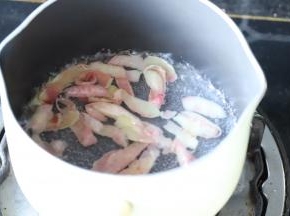 水和水蜜桃皮一起煮开，中小火继续煮至水变成粉色。