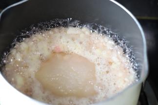 捞掉水蜜桃皮，放入水蜜桃粒和糖。